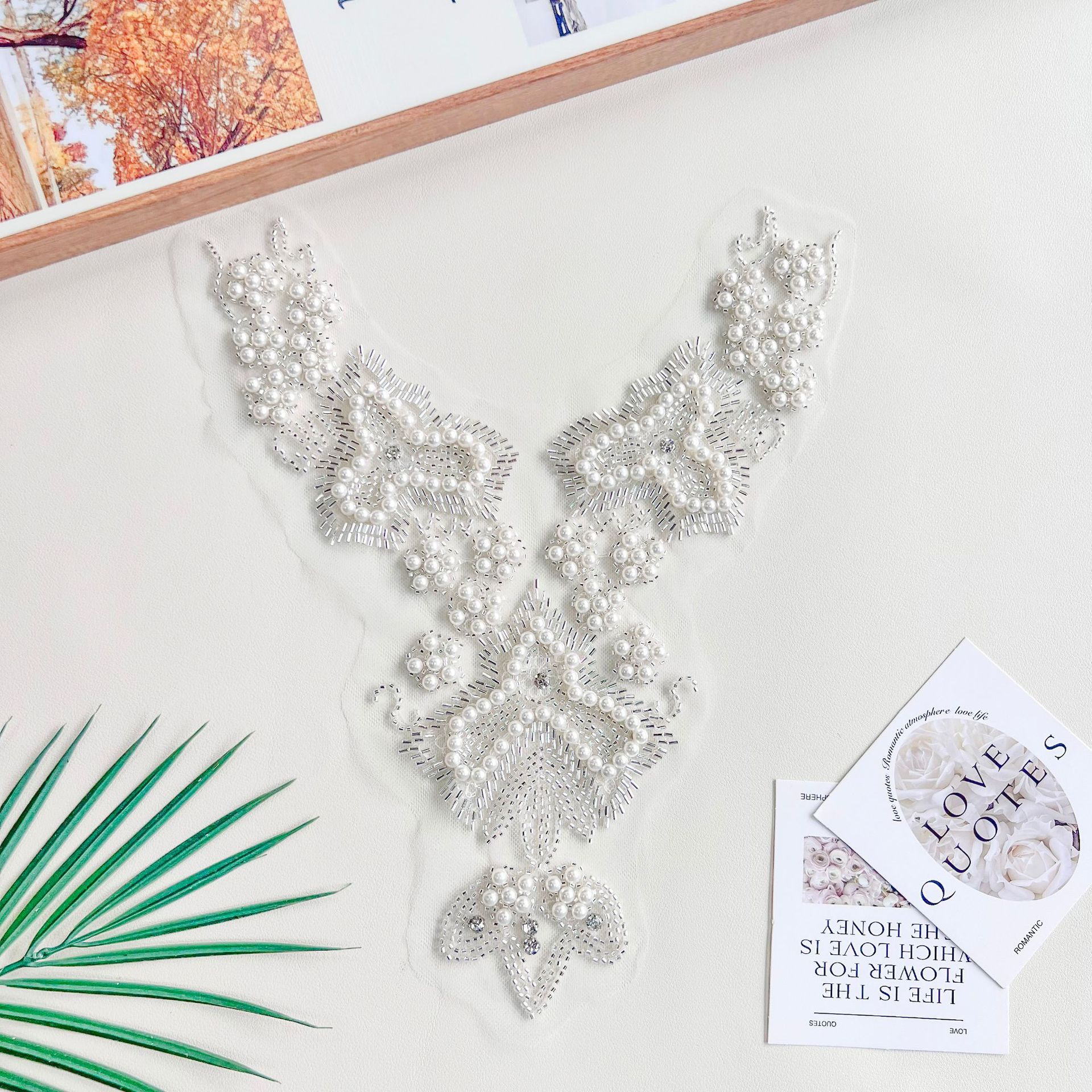 Fabricante al por mayor bordado perlas de malla blanca tela de encaje pegada collar delantero vestido de boda accesorios de decoración