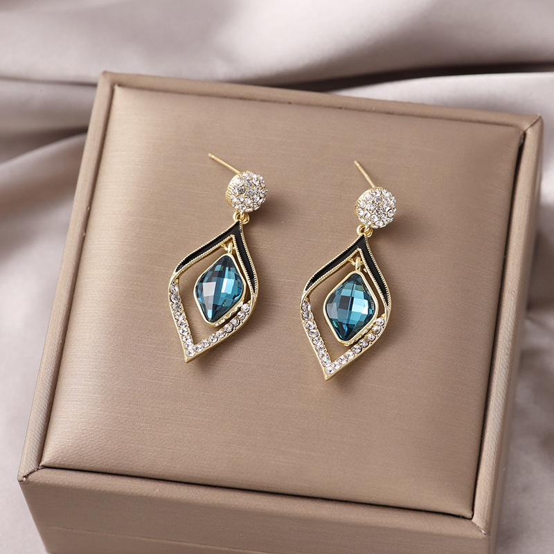 1 Pair Elegant Rhombus Inlay Alloy Crystal Drop Earrings display picture 1