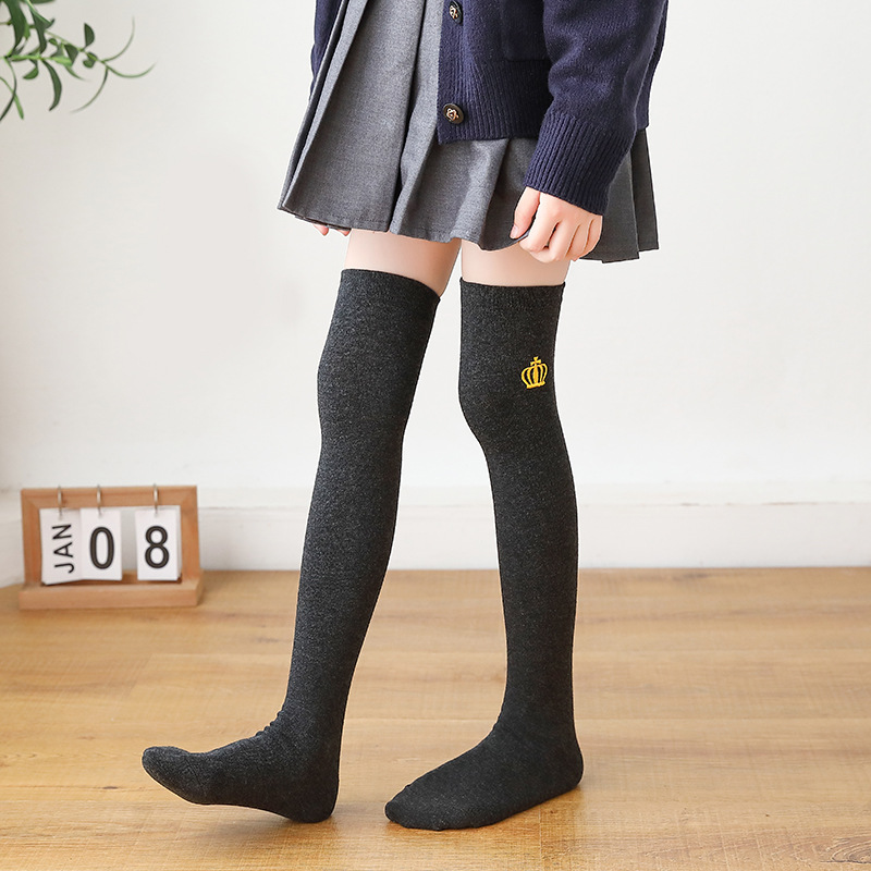 Calcetines altos para niños por encima de la rodilla Medias de algodón para niñas japonesas de primavera y otoño Calcetines de pierna para niños medianos y grandes con bordado de corona de estilo coreano
