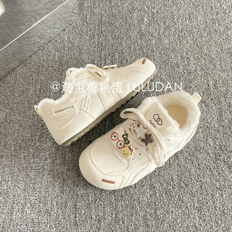 Hermosos zapatos blancos de base gruesa de dibujos animados para mujeres 2025 invierno nuevos zapatos de algodón cálido de terciopelo de moda variados zapatos deportivos casuales