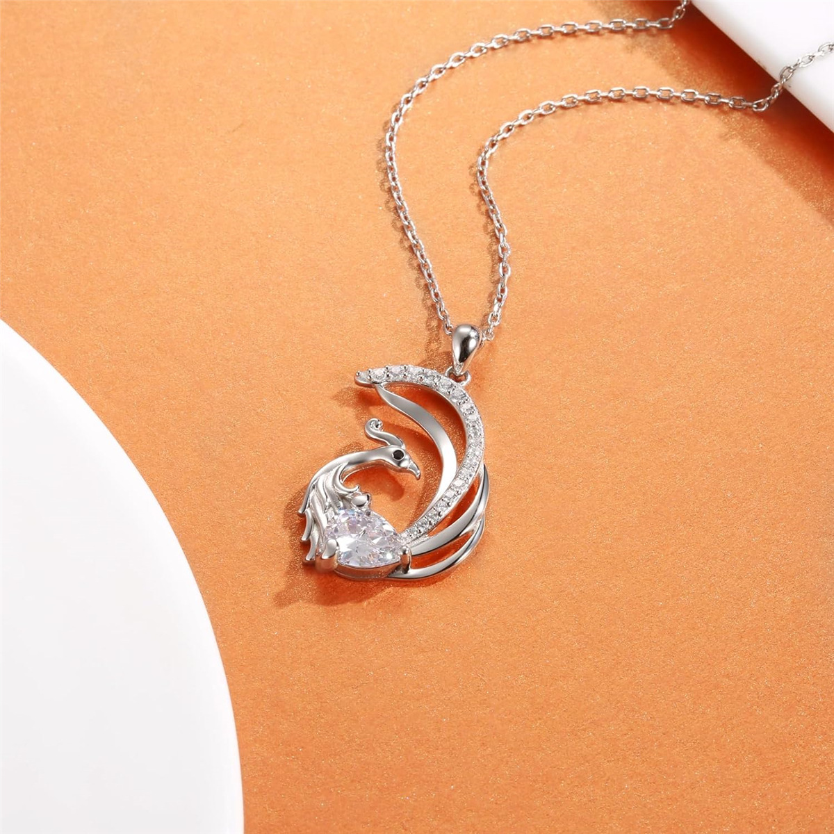 Vendita calda semplice e bella collana con ciondolo elegante a forma di fenice in cristallo bianco, gioielli da donna alla moda_voghion.com