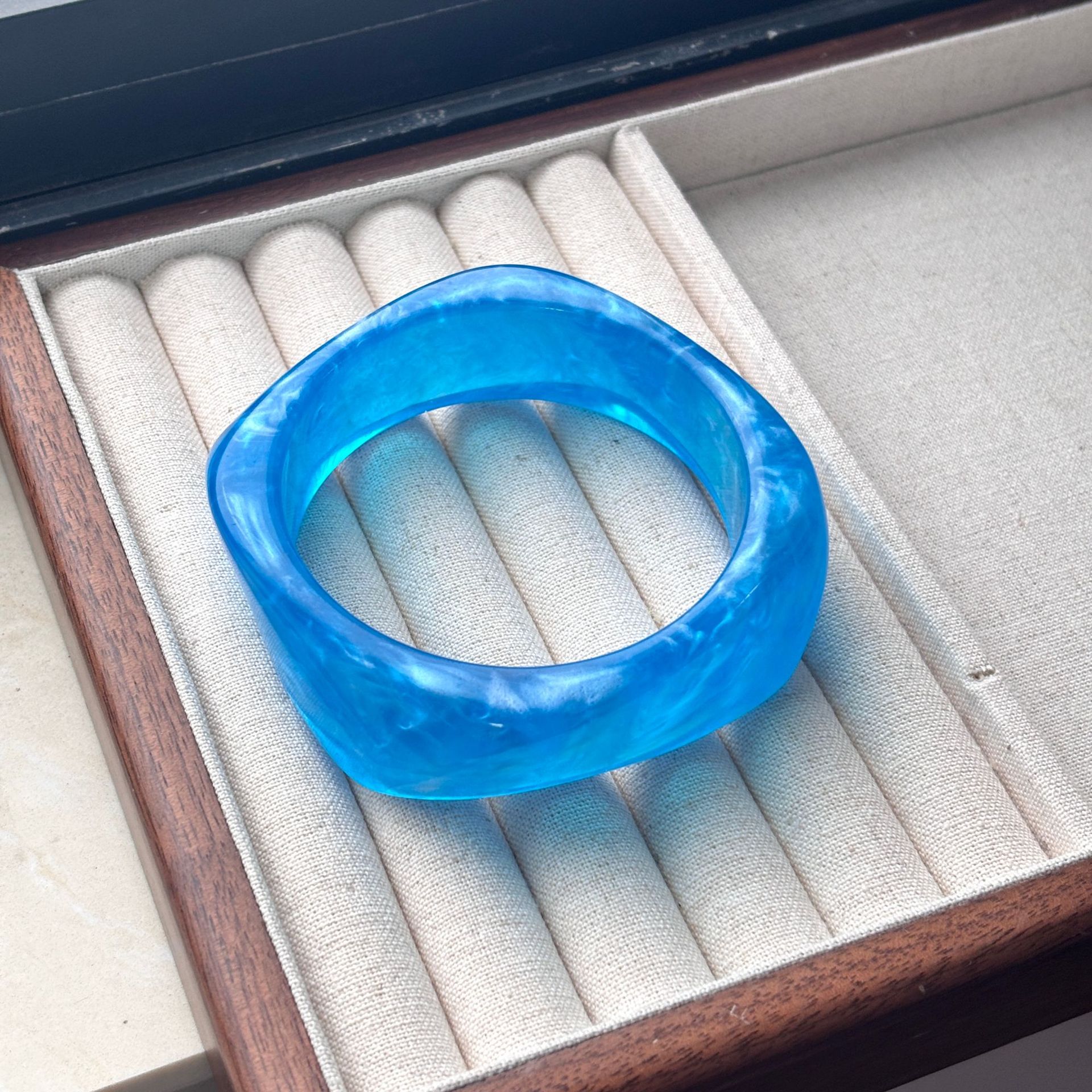 Diamond-shaped fantasy blue--inner diameter 65, weight 53g