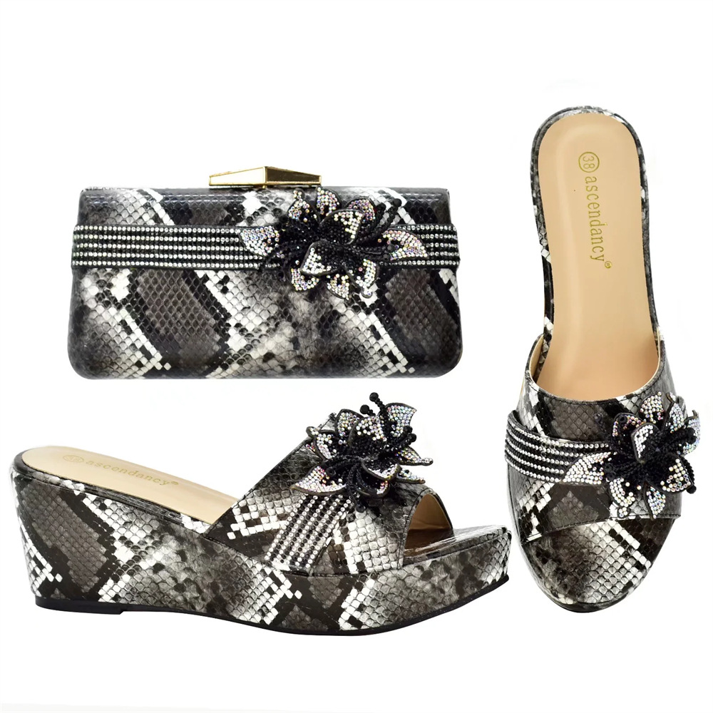 Snakeskin wedge sandals with round toe and three-dimensional applique embellish clutch shoe bag_vogvips.com