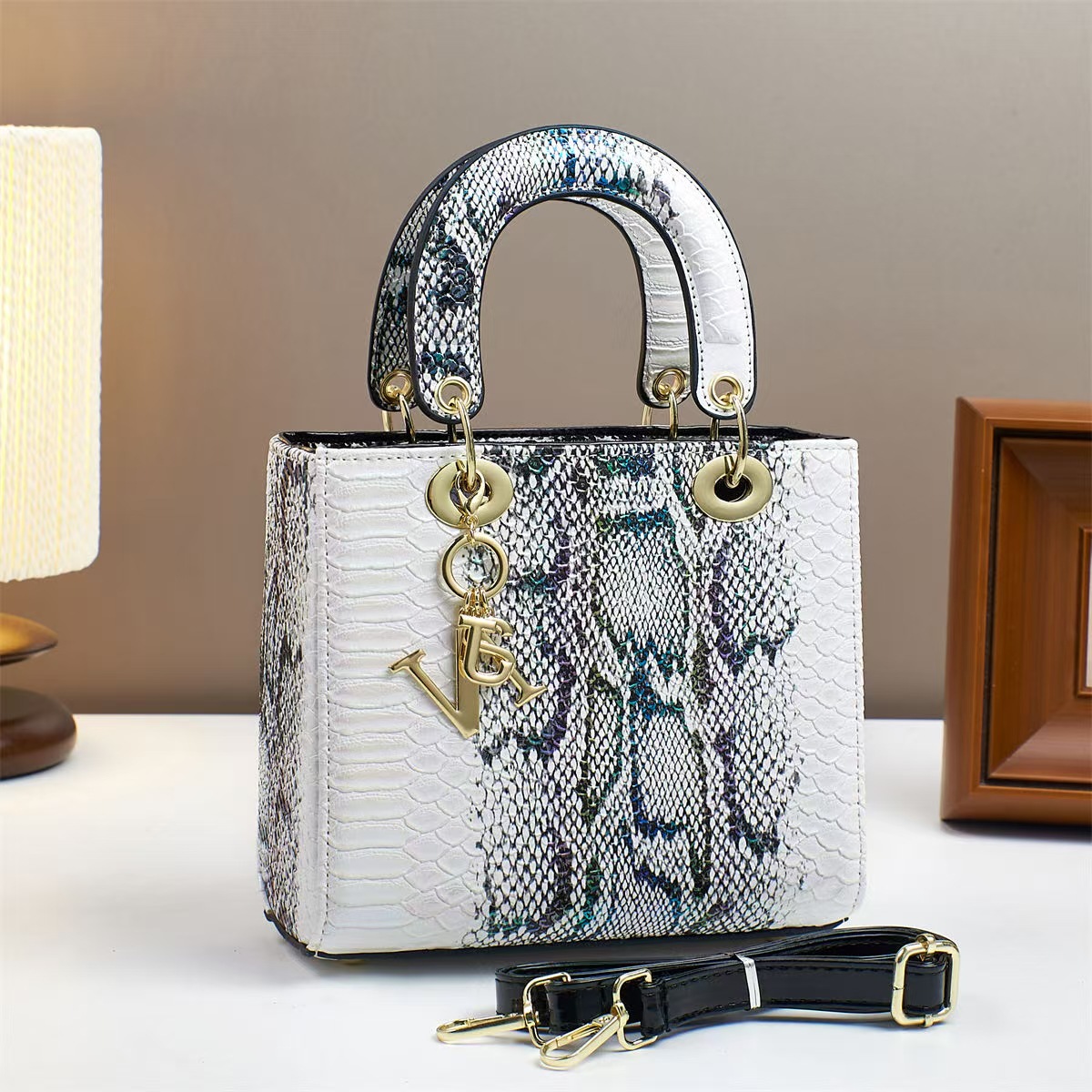 Transfronterizo 2025 nuevo bolso de moda mujer todo fósforo portátil pequeño bolso cuadrado bolso de hombro de color de contraste sentido de alta gama image 8