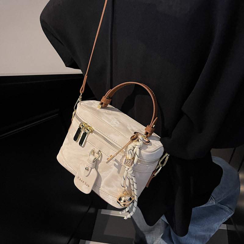 Este año, la popularidad de la bolsa de mano para mujeres 2025, nueva bolsa de hombro de tendencia universal, alta humedad, bolsa de cubo de moda