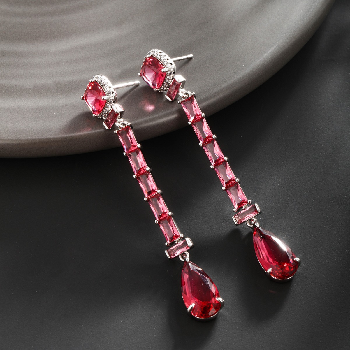 Xuping serie de nuevos aretes rojos geométricos de gota de agua pendientes de orejas pernos de orejas para mujeres pendientes de piedras de micro-cristalino para mujeres