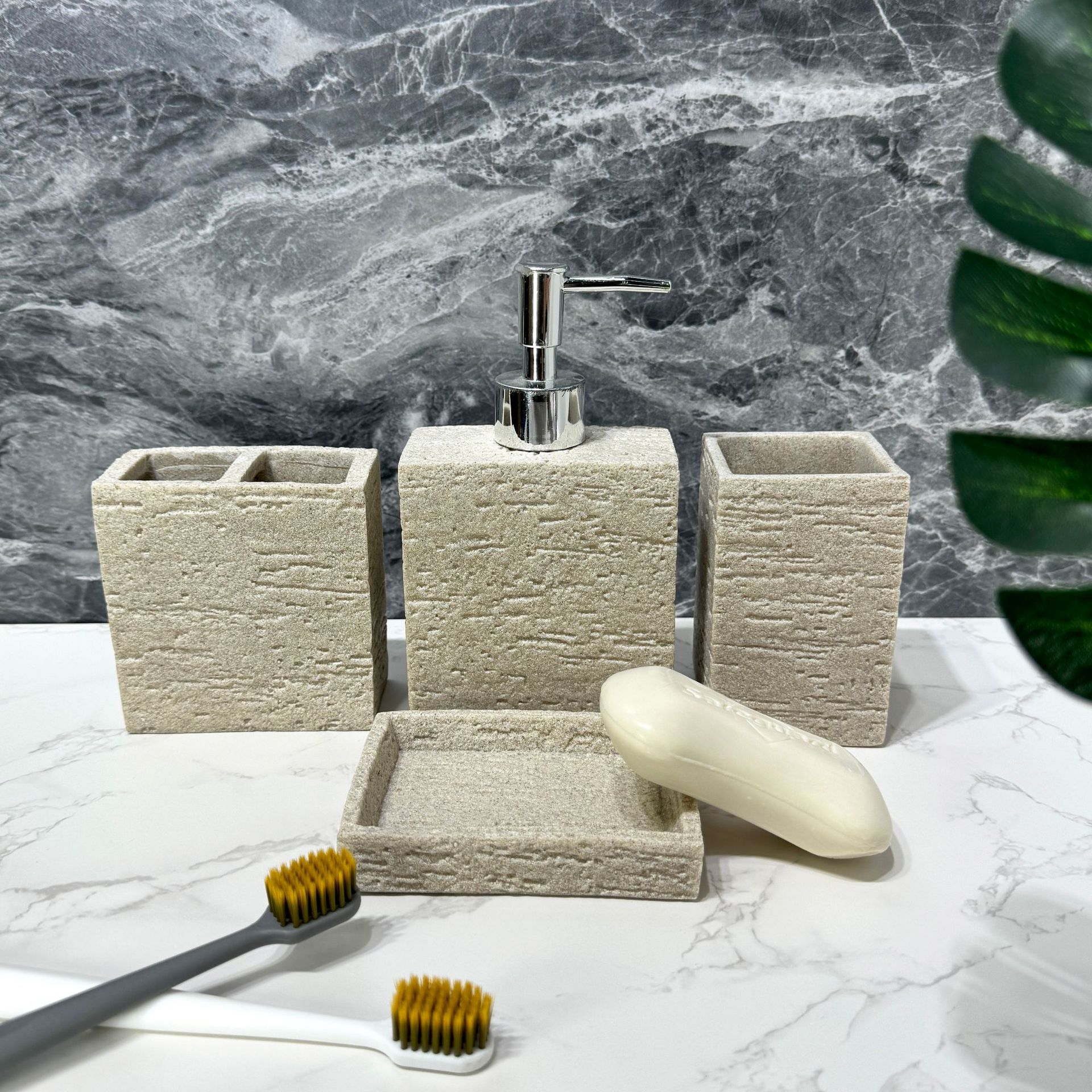 Diseño de piedra arenisca de imitación de estilo nórdico, baño de arena y grava de cuatro piezas, baño de hotel, juego de lavado, taza de enjuague bucal, soporte para cepillos de dientes