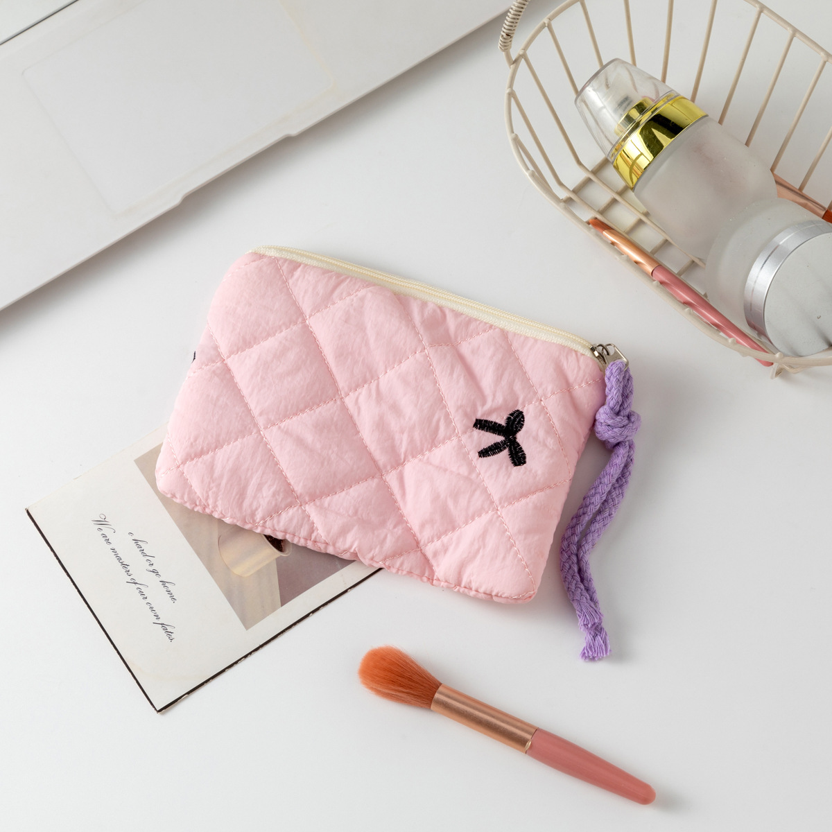 자수 리본 핑크색 바탕