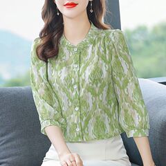 砕花シフォンのシャツの女性の七分袖の洋風の夏の新型のゆったりしていて、やせているシャツは腹を覆います。