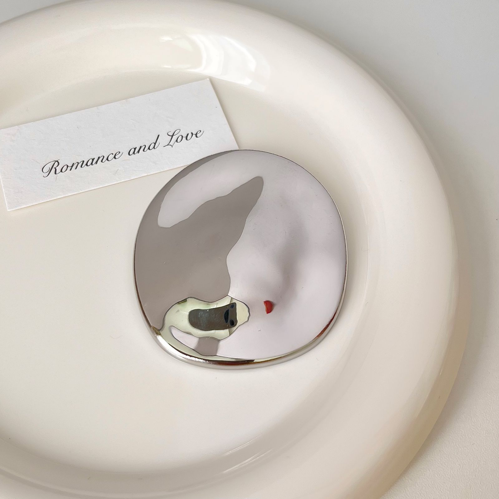 Broche elegante con efecto ondulado en acero de titanio_voghion.com