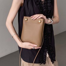 罗威25早春新款Pebbl* pouch手机包柔软牛皮斜跨小包真皮小方包女