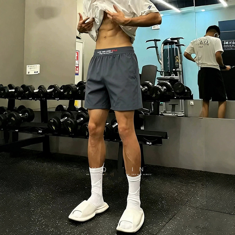 American-style gray ice-skin quick-dry men's summer sports and fitness training shorts, thin, knee-length running shorts American-style gray ice-skin quick-dry men's summer sports and fitness training shorts, thin, knee-length running shorts