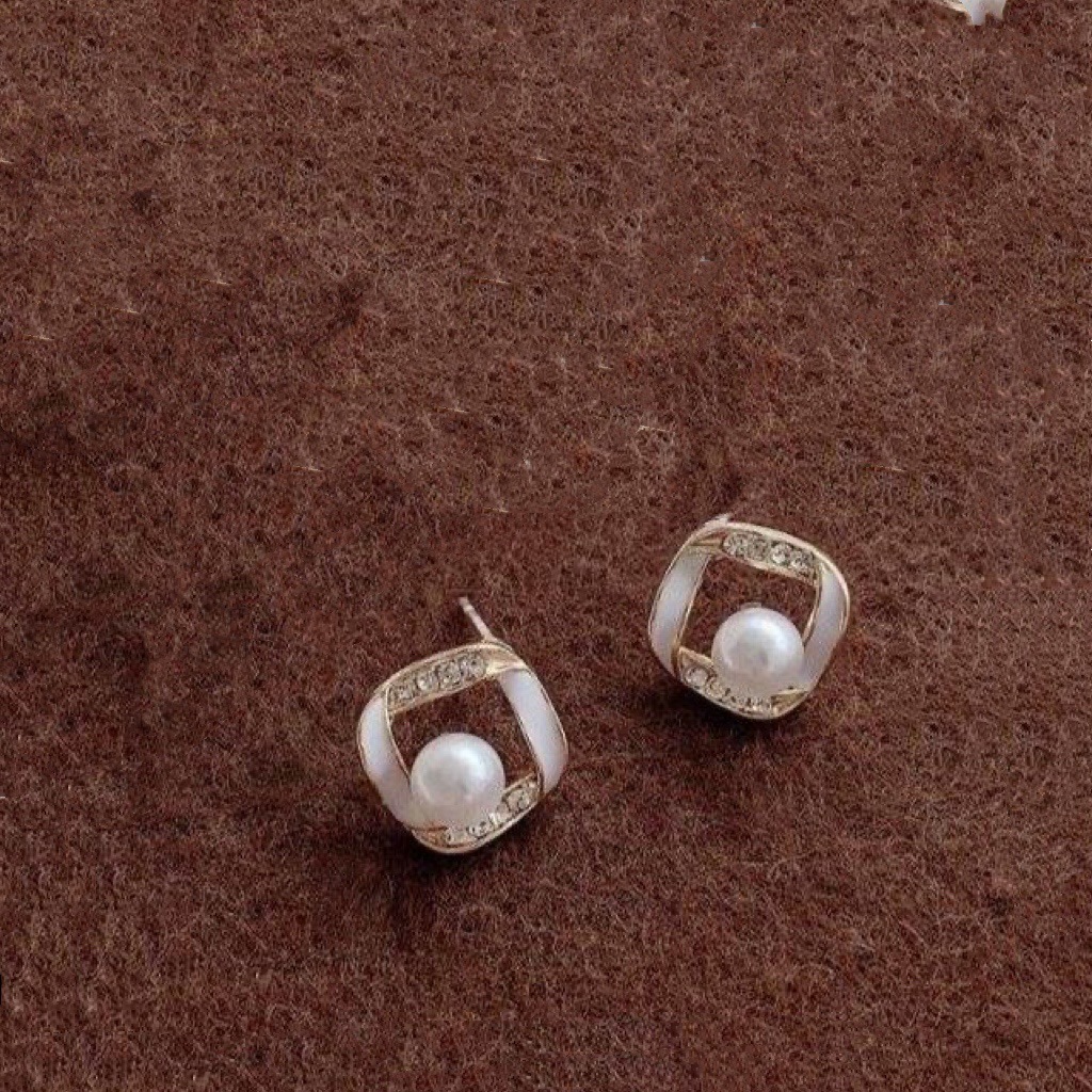 Twisted Hollow Pearl Earrings 7
