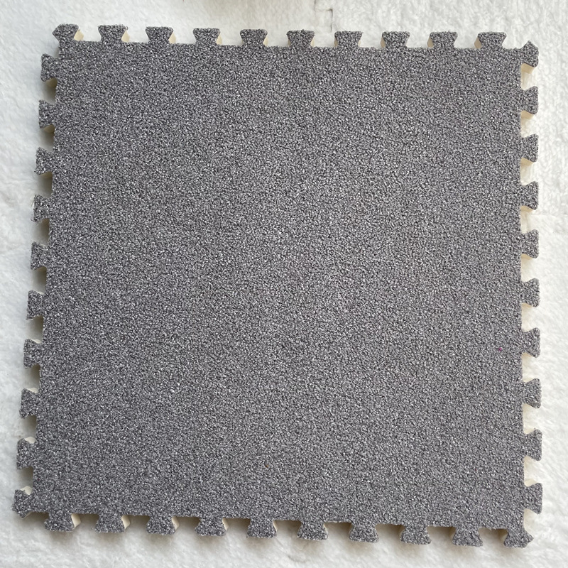 アリの絨毯をつなぎ合わせて、毛の絨毯の泡のマットを敷きます。