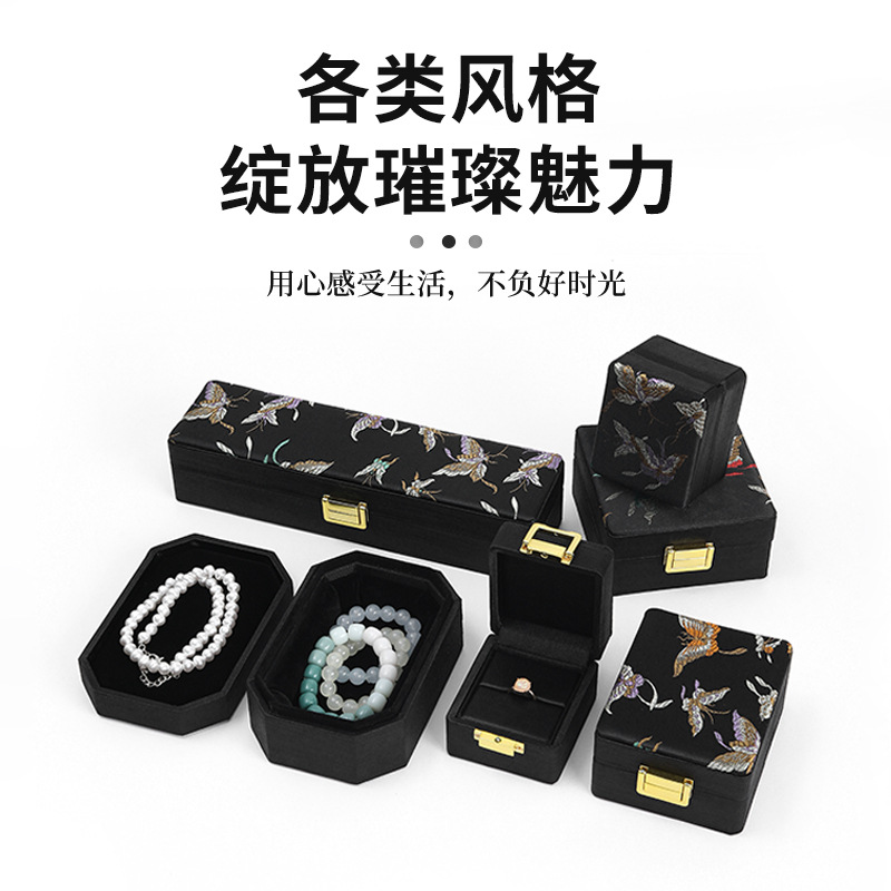 Nueva seda mariposa bordada caja de joyería collar caja de joyería caja de almacenamiento anillo colgante caja de brazalete al por mayor en stock