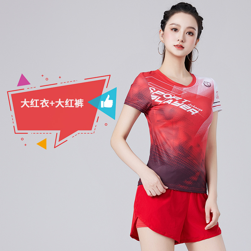 Красные короткие рукава + красные шорты.