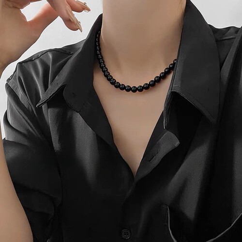 The black bead necklace with a vintage and luxurious light luxury cool style, the same as Korean blogger Fever, for women.