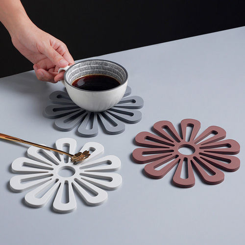 Creative Home Thickened Silicone Plum Blossom Shape Hollow Insulated Pot Mats Colorful Anti-Slip Coasters Bowl Mats Tableware Mats