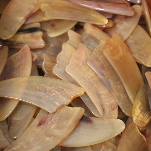 Sheep's horn triangular piece, horn scraping board, horn single scraping sheet 9-10cm, horn scraping board, horn comb