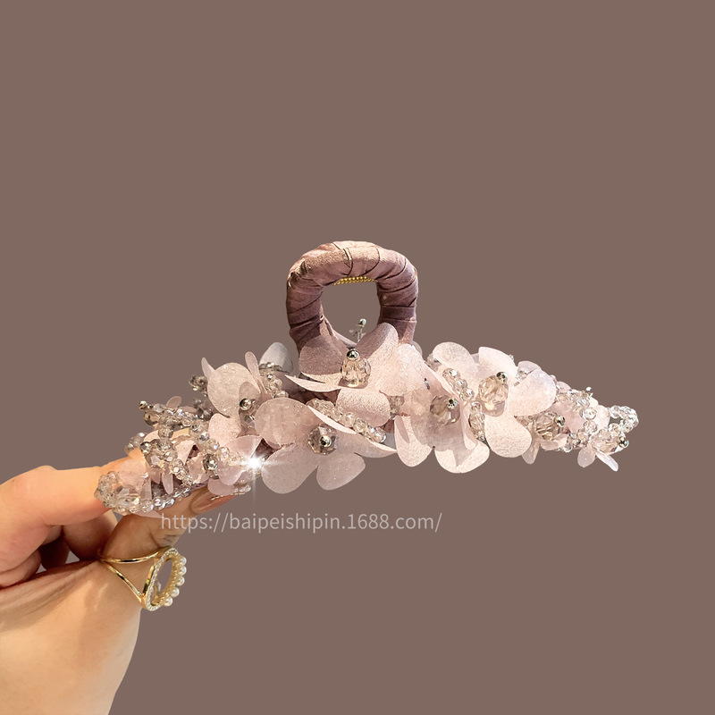 後頭部の髪を掴む女性用のピンクの花ビーズのサメクリップ、エレガントでハイエンドのヘアアクセサリー、髪を整理整頓します。|undefined