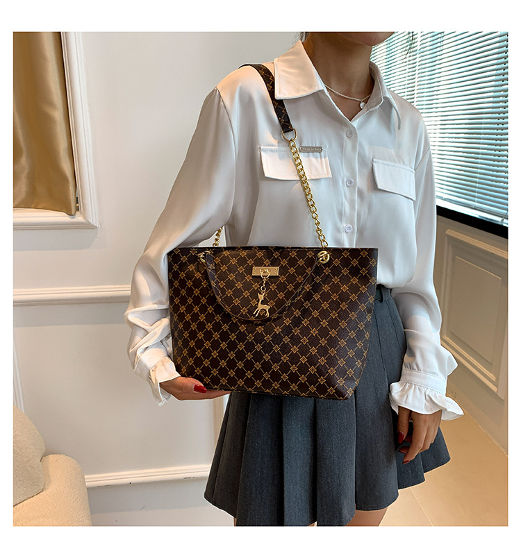 2024 New Large Capacity Bag Women's Bag Fashion Commuting Retro Chain Handheld Shoulder Bag Printed Tote Bag_voghion.com