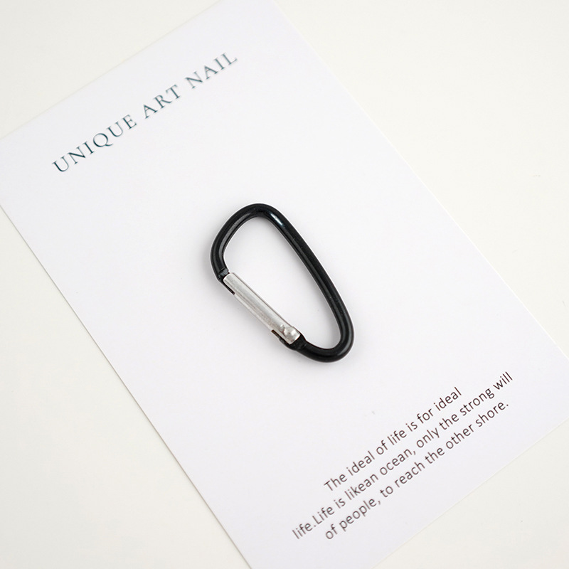 バックパックにフックを掛けて登山ボタンを掛けます。