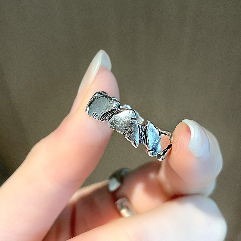 Minimalistische, unregelmäßige, stapelbare Herrenringe mit Struktur und offener Öffnung – trendig und cool im Retro-Stil. Vielseitig einsetzbar für den Zeigefinger._voghion.com