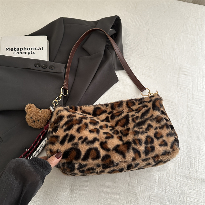Bolsas de peluche de moda estampadas de leopardo 2024 nuevas sensaciones de alto nivel de un hombro casual bajo una gran capacidad de bolsas de lana extranjera