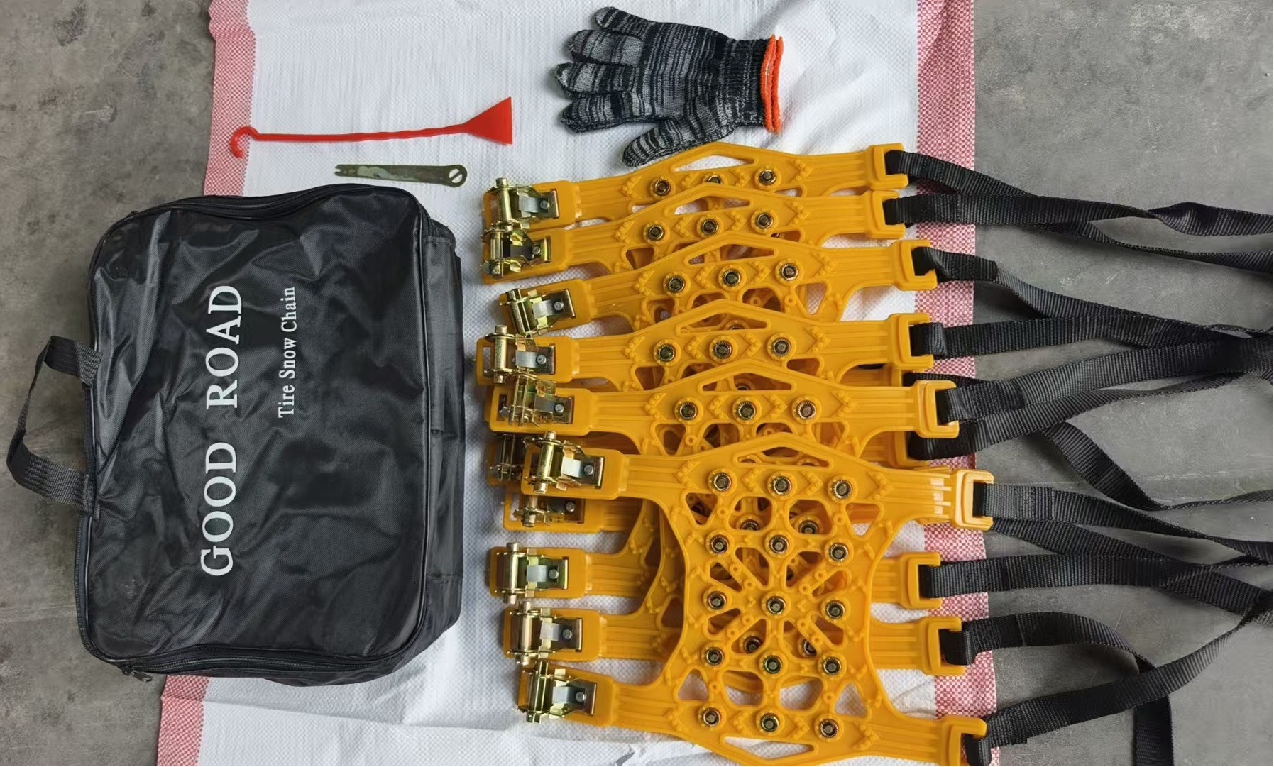 The manufacturer now offers customizable car tire anti-skid chains for sedans, off-road vehicles, and SUVs, made of thickened rubber, universal type