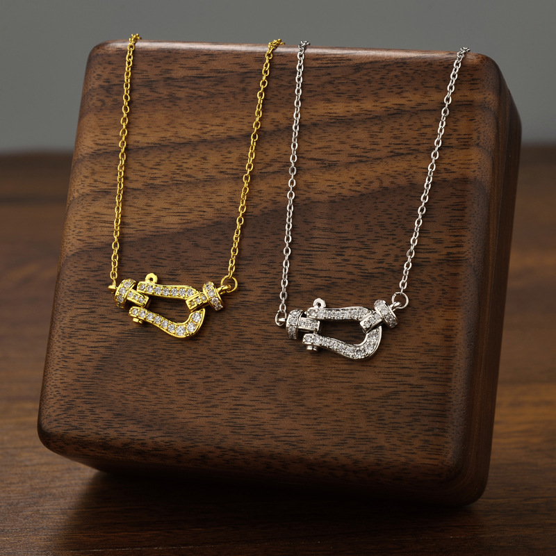 High-grade Sense Large Full Diamond Horseshoe Buckle U-shaped Titanium Steel Necklace Women's Niche Light Luxury INS Style High-grade Clavicle Chain Jewelry