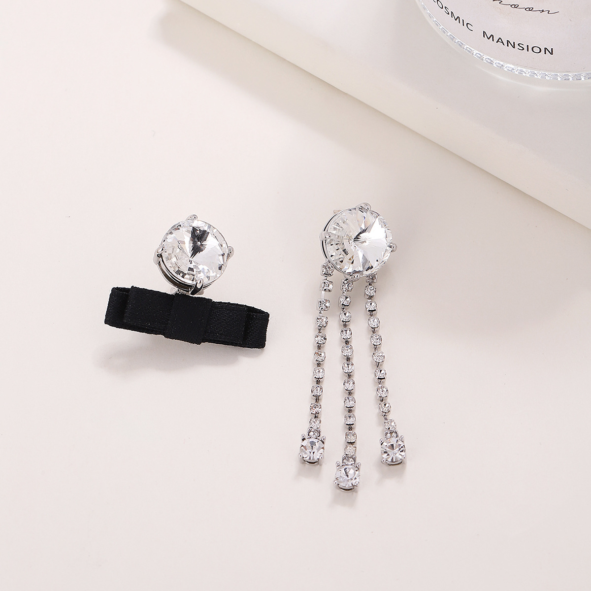 Nuevo Yu Shuxin mismo estilo pendientes hechos a mano negro arco asimétrico pendientes largos pendientes de diamantes de imitación para las mujeres