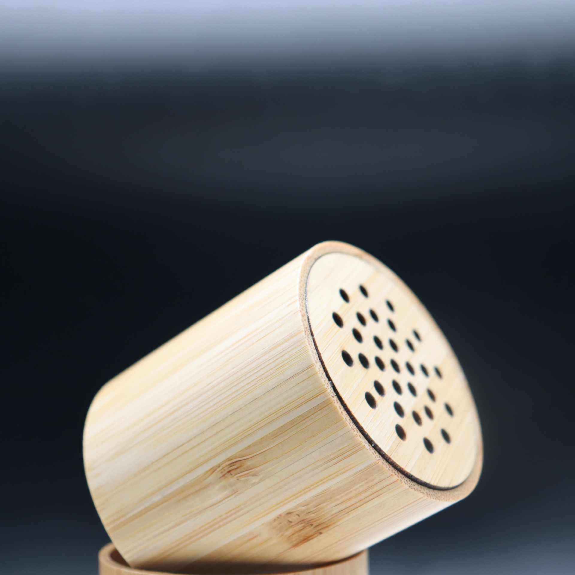 New original ecological bamboo round Bluetooth speakers, new bamboo quality new materials Bluetooth audio 2