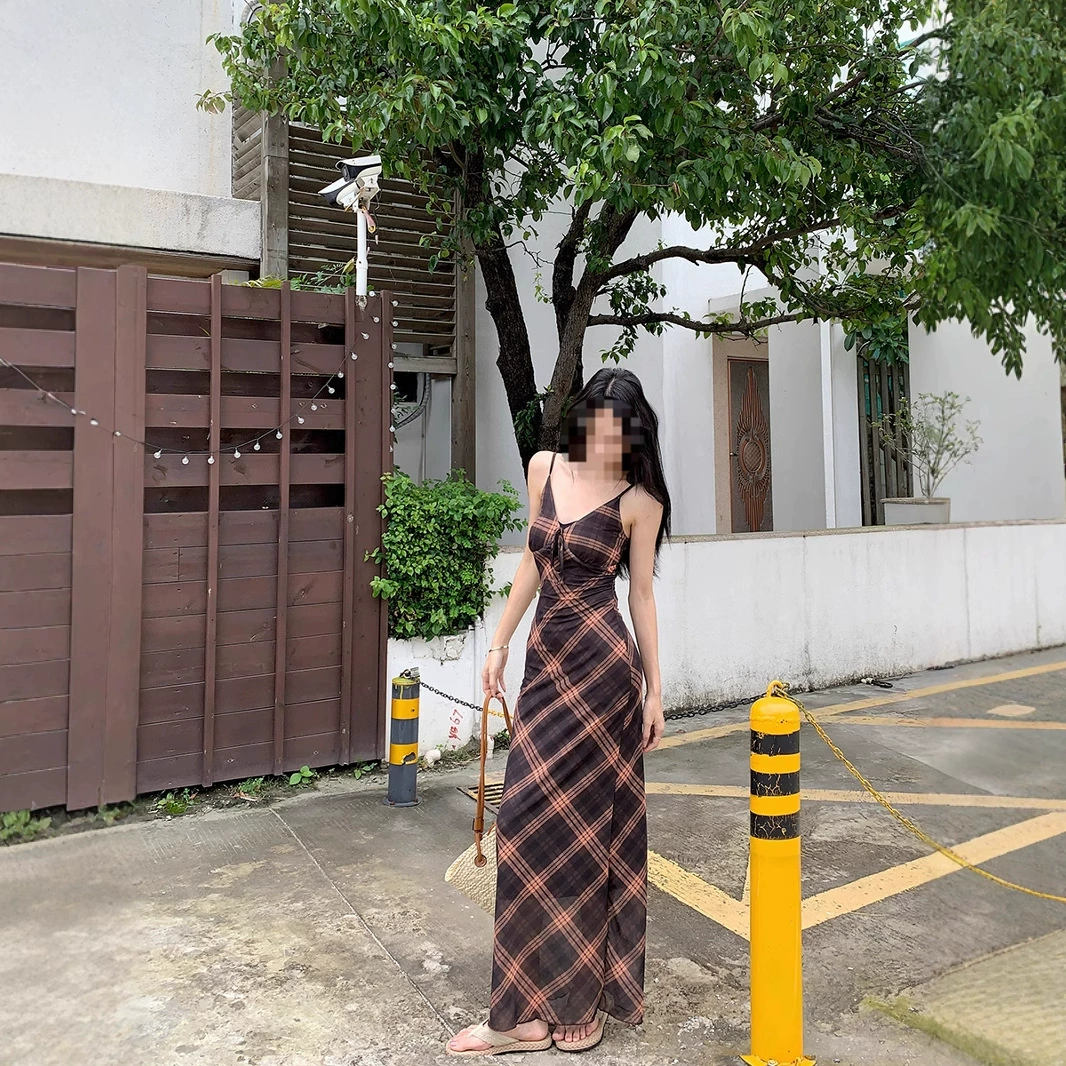 Летнее женское платье-сарафан в французском ретро стиле, клетчатое, утягивающее, средней длины, А-силуэта, с сетчатыми вставками.