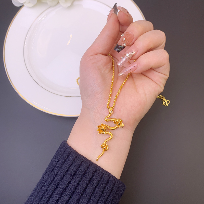 Colgante de oro de arena vietnamita transfronterizo, colgante de serpiente de espíritu pequeño de loto con incrustaciones de diamantes retro, joyería de alta gama salvaje femenina al por mayor