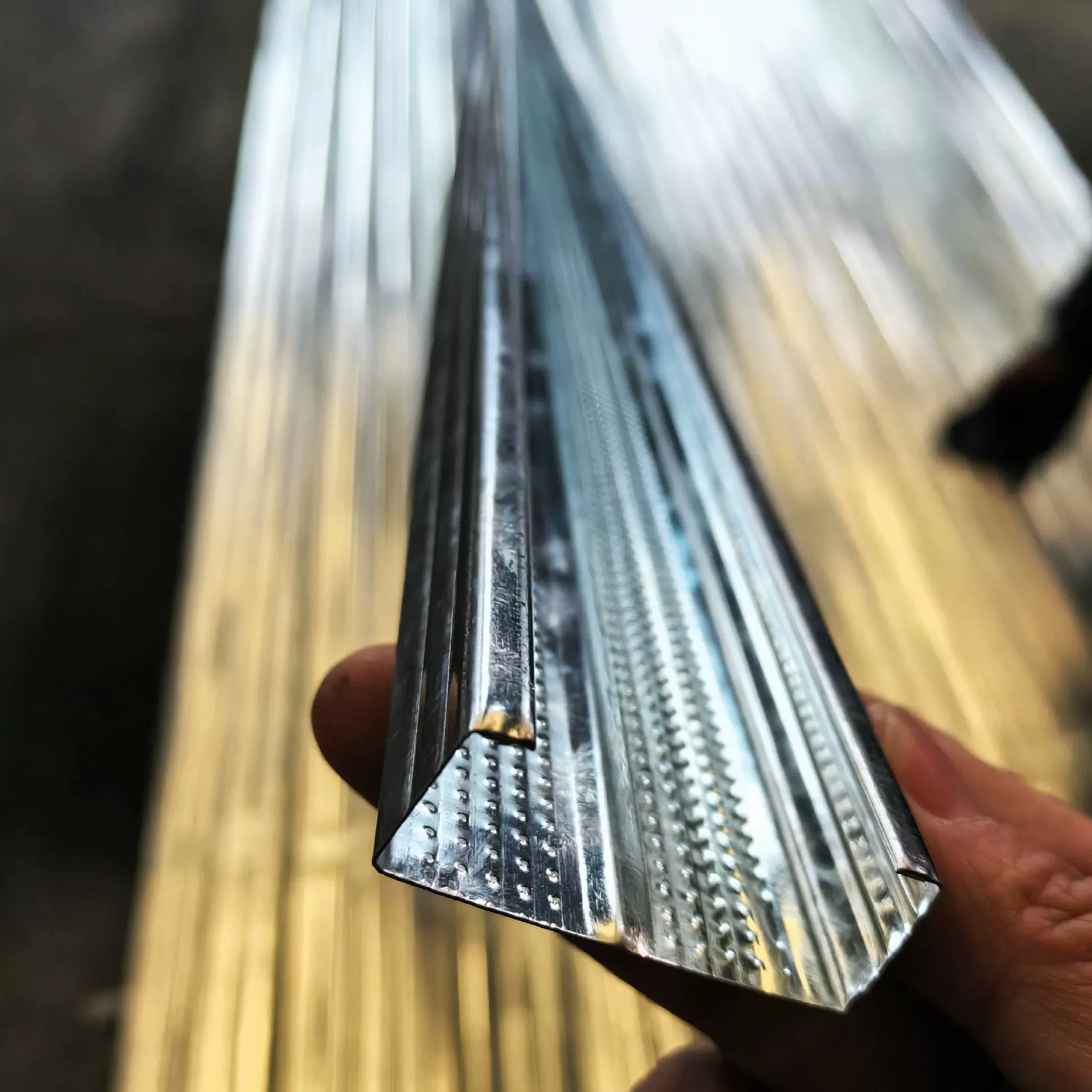 专业出口外贸轻钢龙骨厂家F47付骨48x18mm 卡件直吊挂件吊顶系统