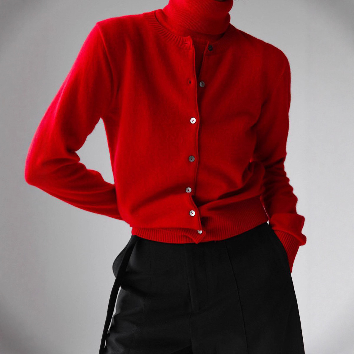 Grenzüberschreitendes Strickset aus europäischem und amerikanischem Material für den Frühherbst 2026: Ärmelloses Shirt mit hohem Kragen + Strickjacke._voghion.com