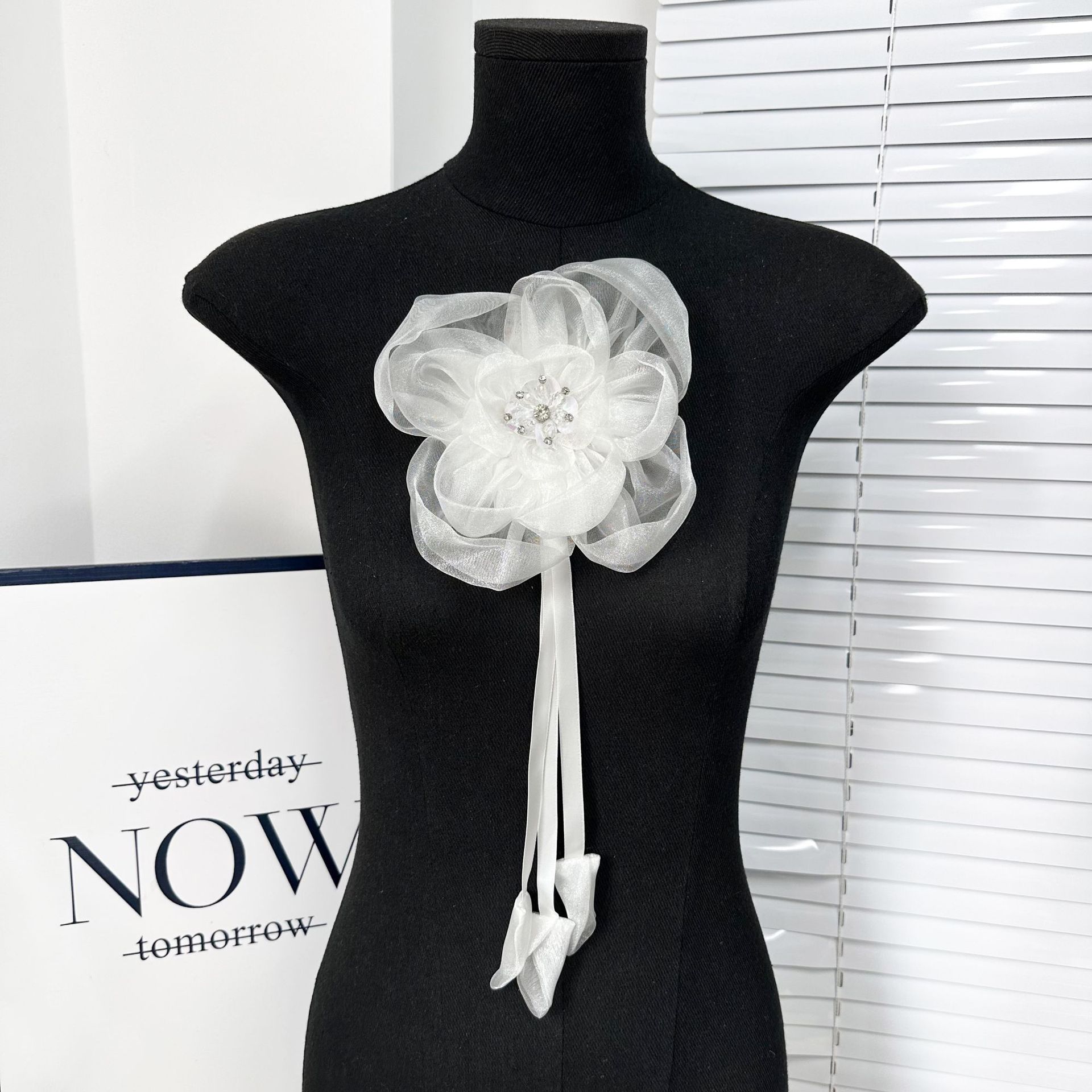 Fábrica al por mayor pequeñas flores estereoscópicas de ergena ornamentos de cabello trajes vestidos vestidos chaquetas adornados accesorios de flores de pecho