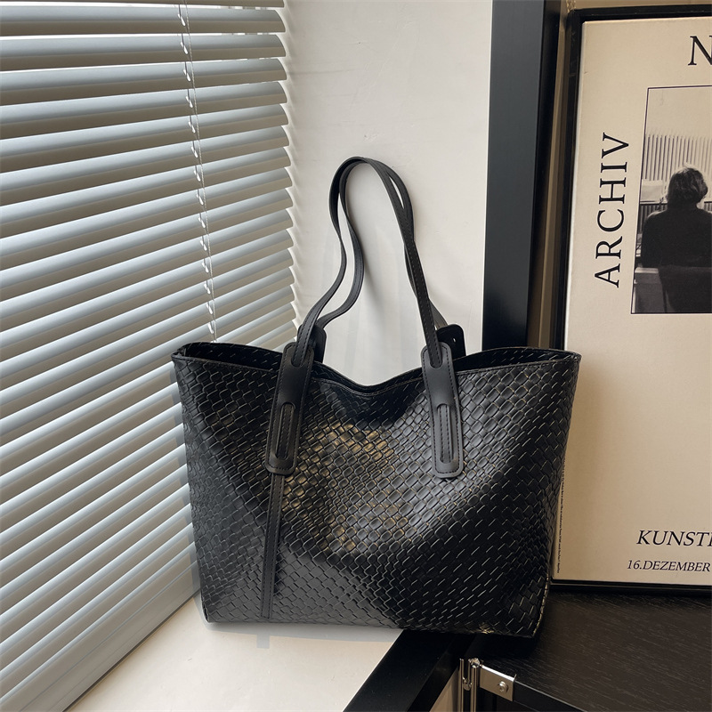 Capacious shoulder bag