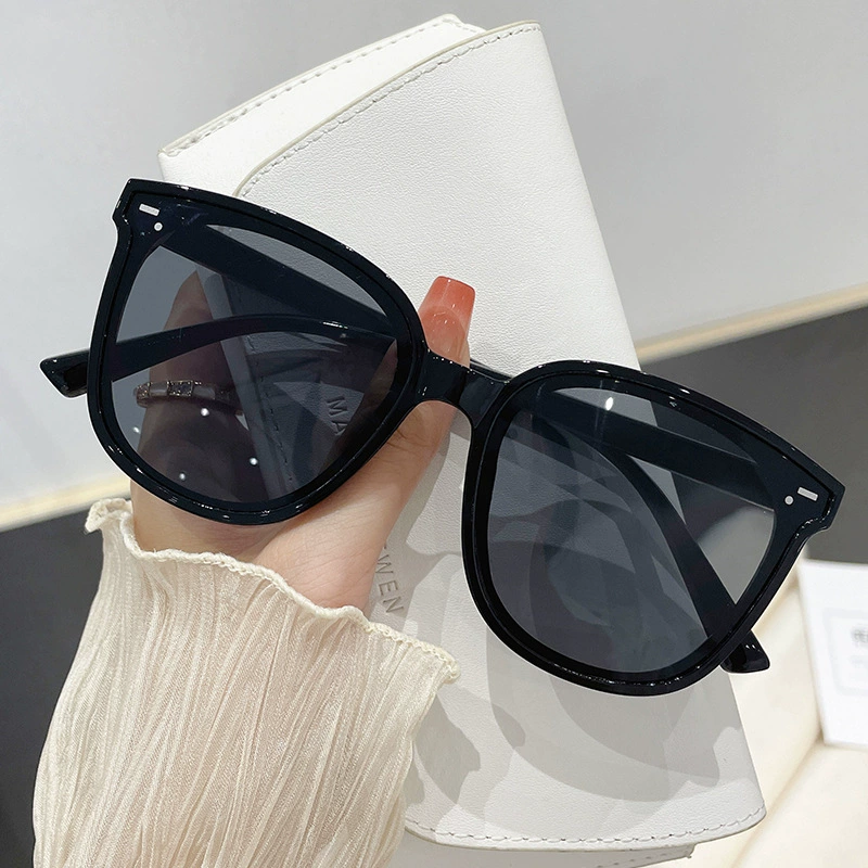 Sunglasses unisex cat-eye frame, oversized fashion, black and white color options, 26 g