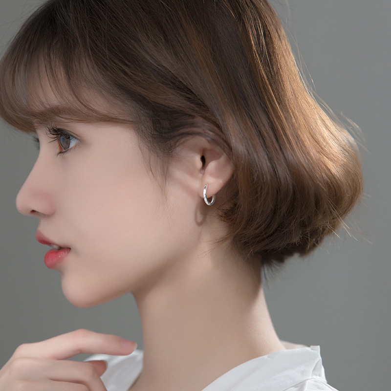 Eloch S925 botón de orejas de plata para mujeres coreanas pequeñas y frescas y simples letras de diamante anillo joyas de orejas dulces G8147