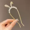 Заколка с игривым зайчиком