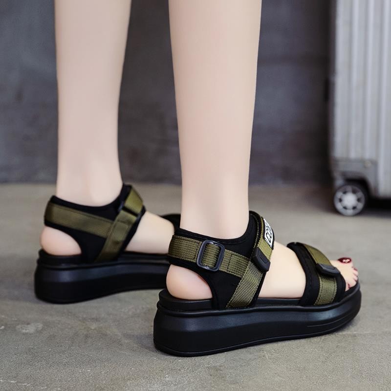 Sandalias deportivas de mujer con suela suave y ligera 2026 verano nuevo versátil muffin rojo en línea de pendiente gruesa con zapatos de playa planos