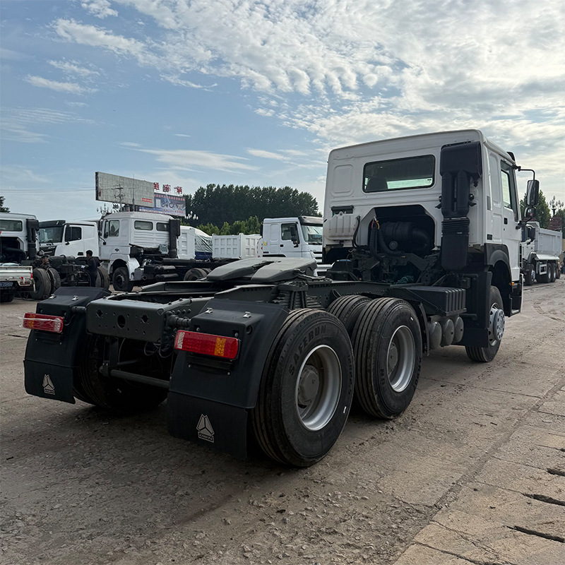 Cross-border Sinotruk HOWO tractor truck, eight-wheel rear axle freight truck head, 371 horsepower, port and dock transport truck head