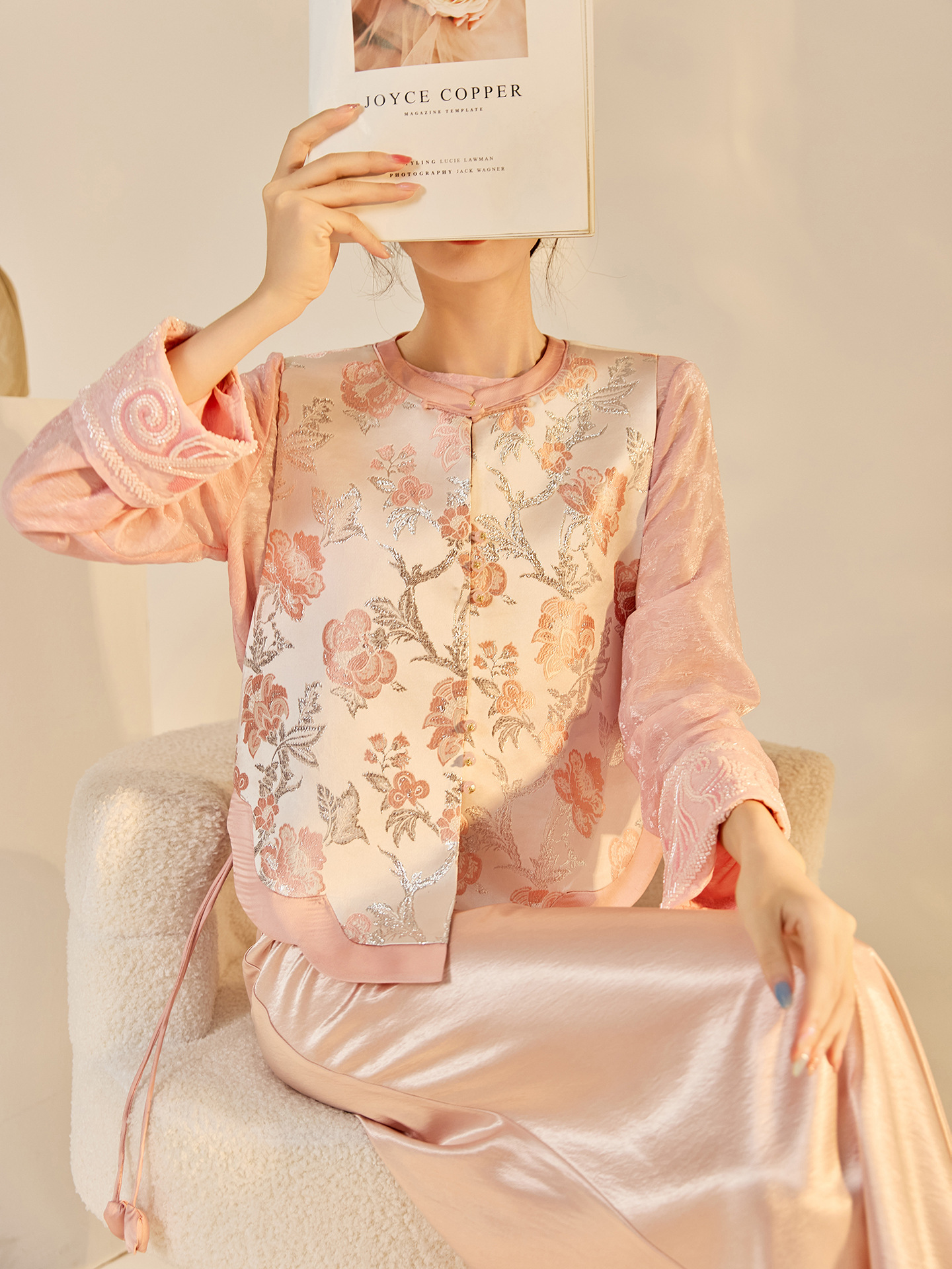Bộ áo vest không tay và chân váy phong cách Trung Hoa dệt hoa lụa bạc N8065 — áo ghi lê, váy hồng