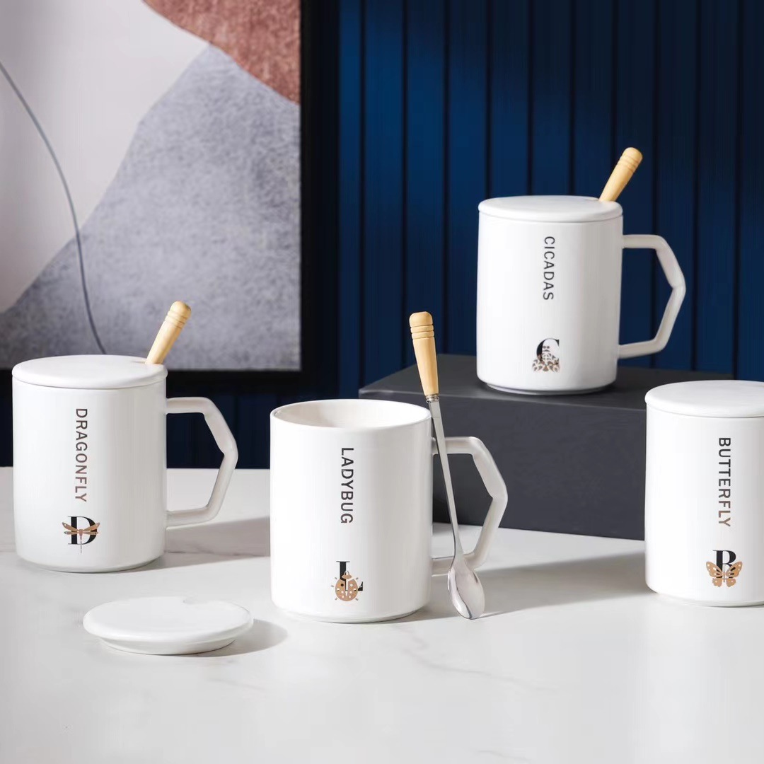 Creativo oro inglés regalo cerámica taza de agua con tapa cuchara Oficina taza café simple taza japonesa