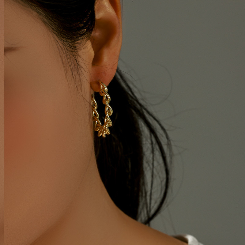 Xuping oro 14 quilates en forma de C aretes de orejas para mujeres Europa y América de moda transfronteriza ligera y lujosa alta sensación de aretes atmosféricos exagerados