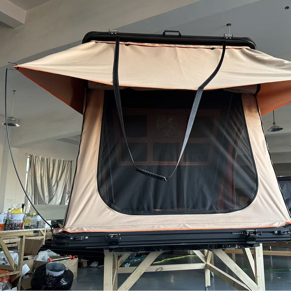 Fabricantes al por mayor de aleación de aluminio triangular sombrilla al aire libre camping viaje a prueba de lluvia gruesa techo duro