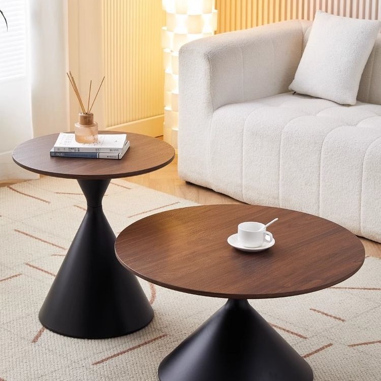 北欧クリームスタイルのラウンドコーヒーテーブル、デザイナーの小さなアパートのゲスト用、モダンな無垢材のB&B、シンプルな小さなコーヒーテーブル|undefined