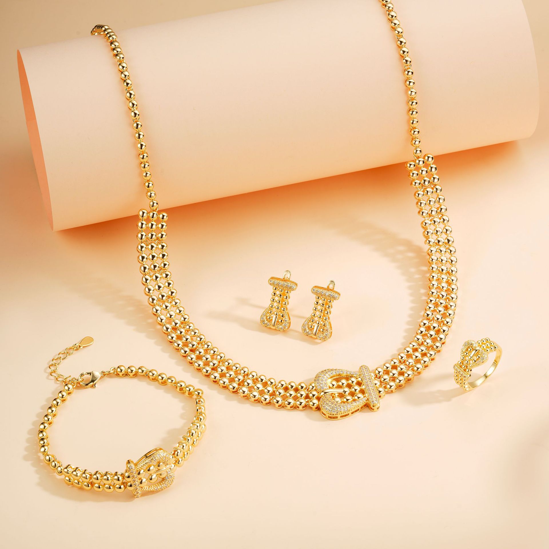 Joyería de moda de alta gama conjunto de collares pendientes pulseras anillo de cuatro piezas conjunto de lujo europeo y americano vestido de fiesta joyas