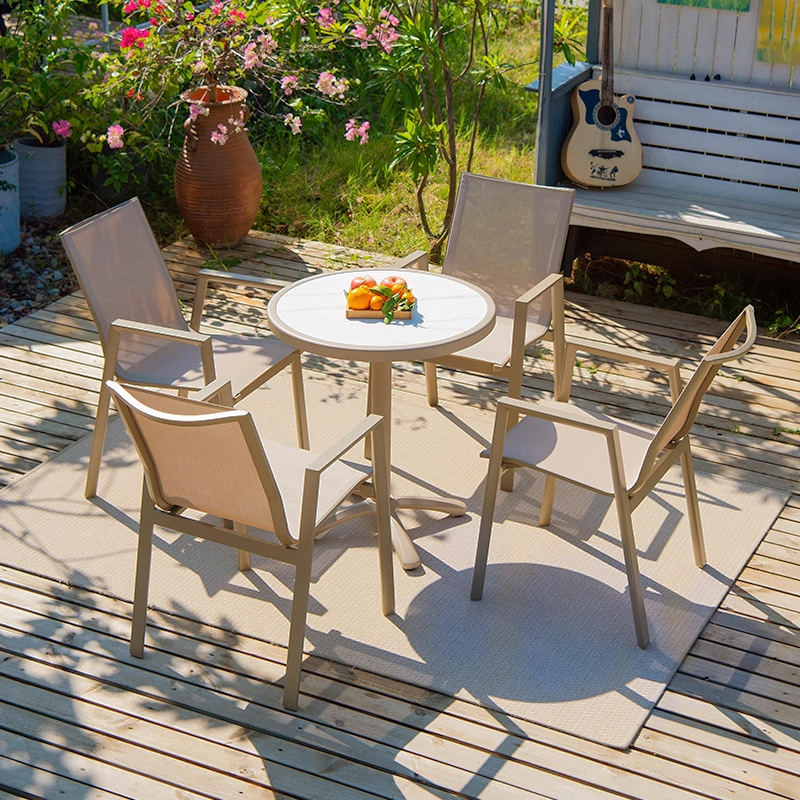 Mesa y silla de patio al aire libre, madera plástica, casa nórdica, patio al aire libre, jardín al aire libre, balcón, combinación de terraza de ocio